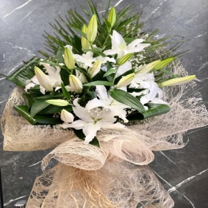 Konyaaltı Çiçekçi - Beyaz Lisyantus ve gül buketi
