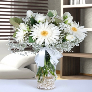  Konyaaltı Çiçekçiler - cam vazoda 5 adet beyaz gül gerberalar