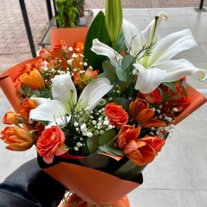  Konyaaltı Çiçek - kokulu lilyumlar ve zarif lale buketi