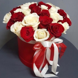 Konyaaltı Çiçekçi 15 Beyaz 16 Kırmızı İthal Gül Kutu Aranjmanı