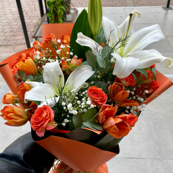  Konyaaltı Çiçek - kokulu lilyumlar ve zarif lale buketi