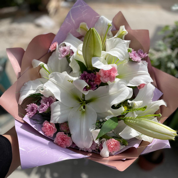 Konyaaltı Çiçekçi - lilyum ve pembe papatya buketi