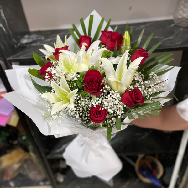 Konyaaltı Çiçekçi - kırmızı güller ve lilyum buketi